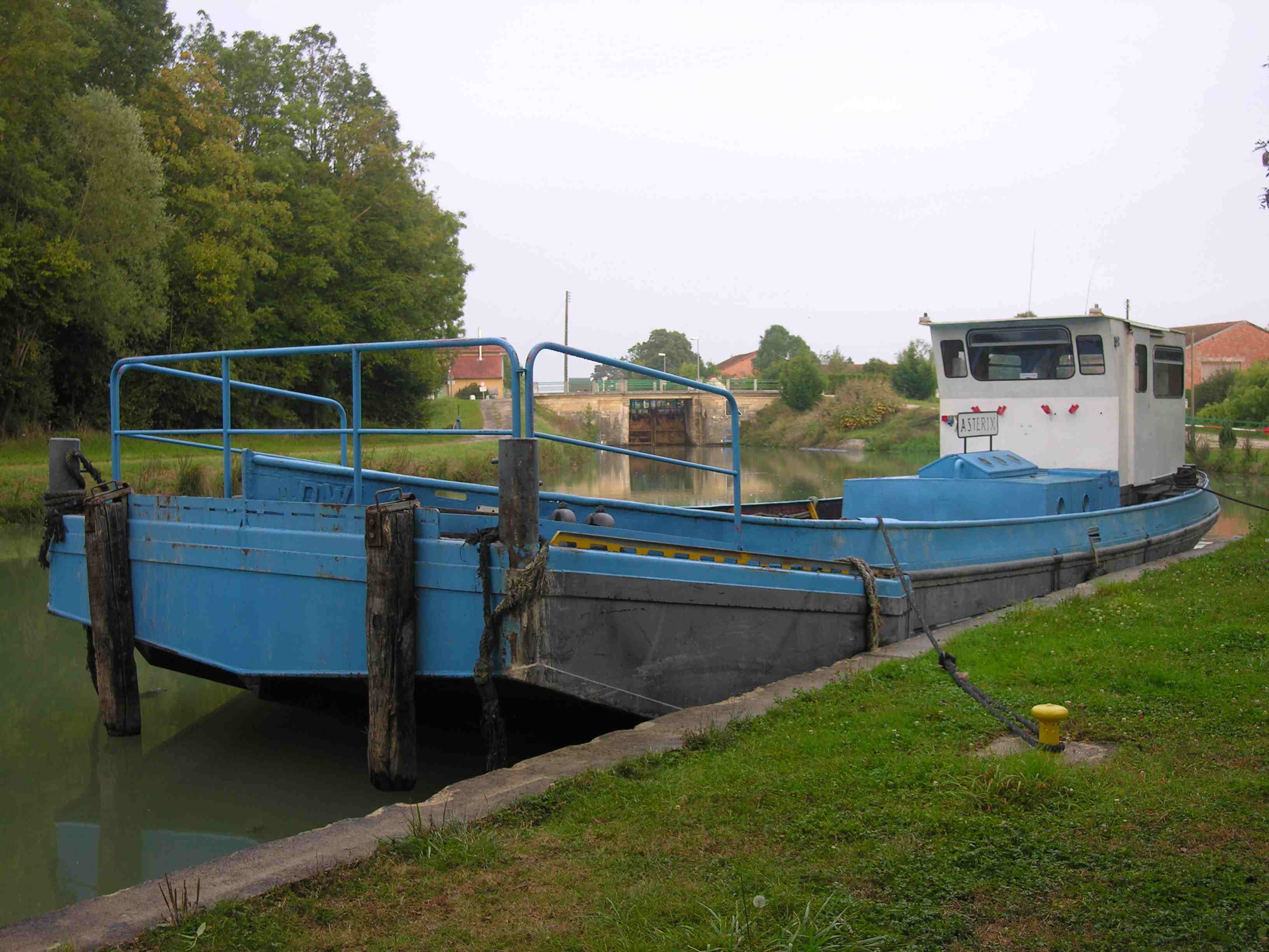 Le brise-glace "Astérix" à Bignicourt - canal de la Marne au Rhin (Photo PJL)