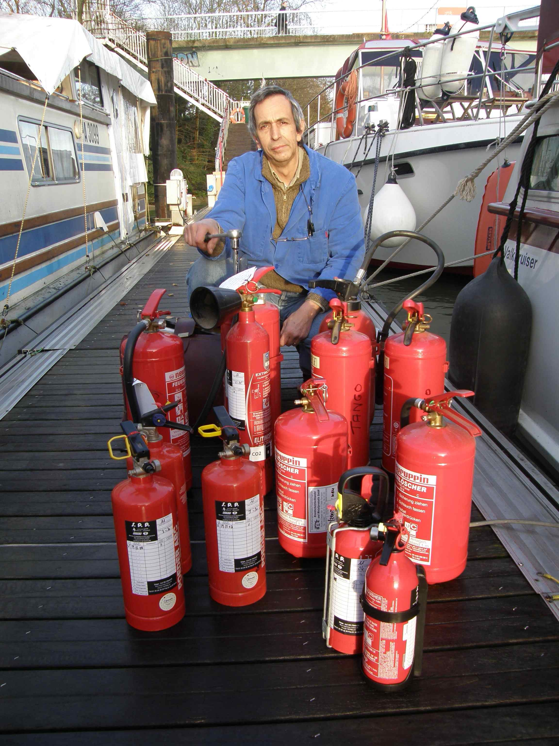 Contrôle des extincteurs sur le port de Créteil (Photo : L.Balin)