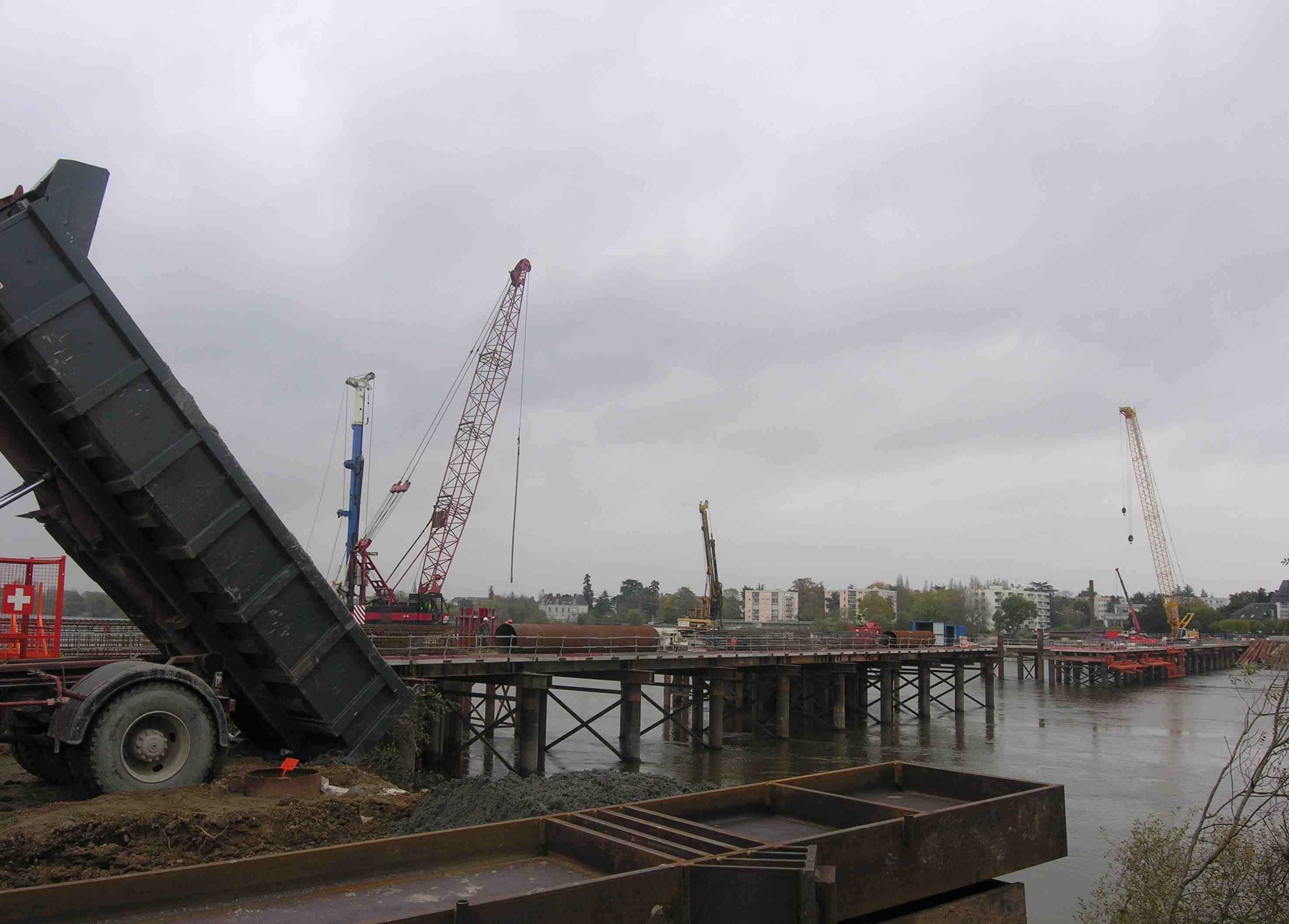 La passerelle provisoire sur le bras de Pirrmil (Photo : PJL)