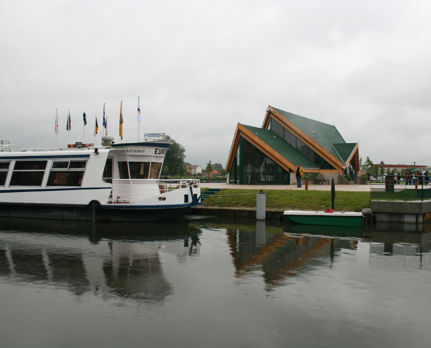 L'Eureka devant la capitainerie du port de Saint-Amand (Photo : Office de tourisme de la Porte de Hainaut)