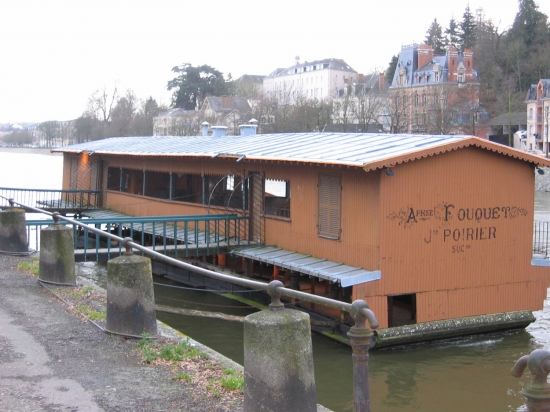 Le "St Julien", bateau-lavoir de Laval (Photo B. Gillot)