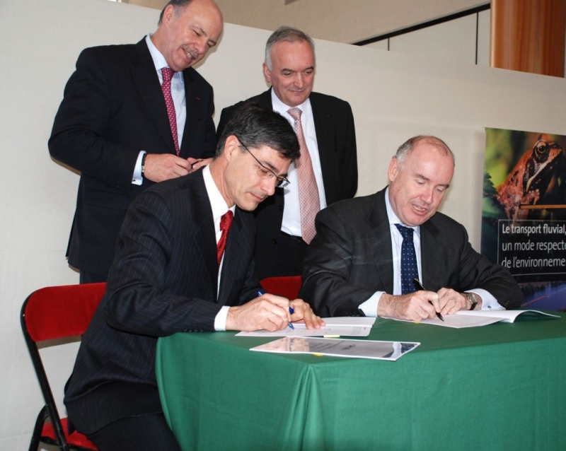 Signature de CAP 2009. D. Bussereau (D), T. Duclaux (G) (Photo VNF)