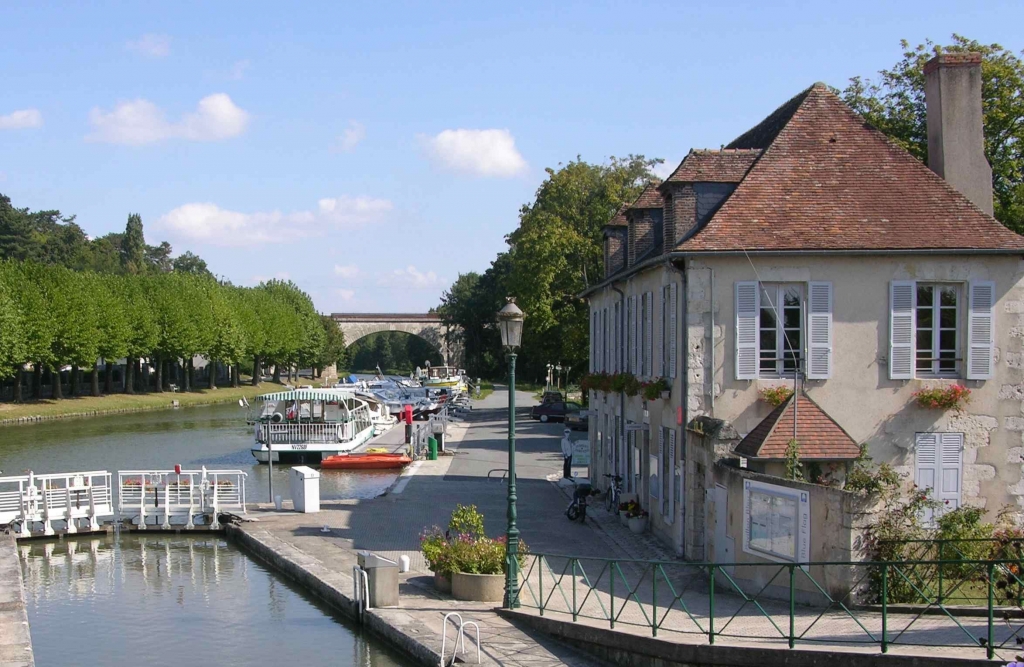 Un "bateau touristique" devant la capitainerie de Briare (Photo PJL)