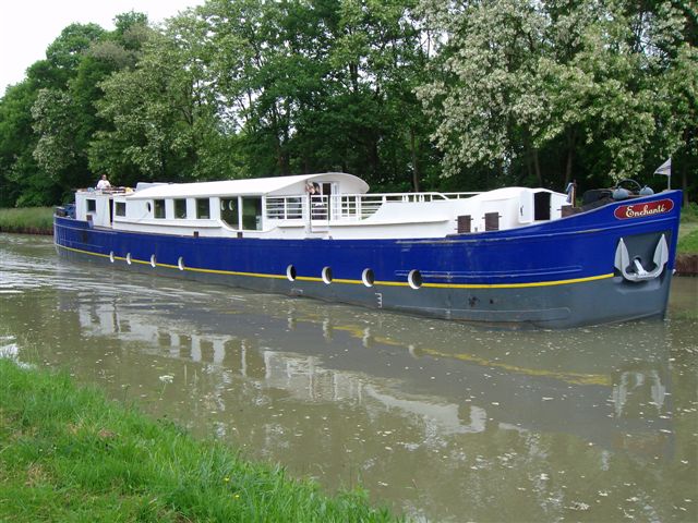 La péniche-hôtel de luxe "Enchanté"