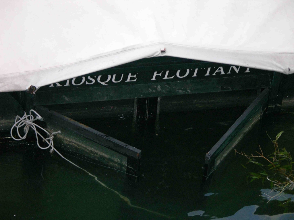 Le "Kiosque-Flottant" dont seul le toit émerge encore (Photo PJL)