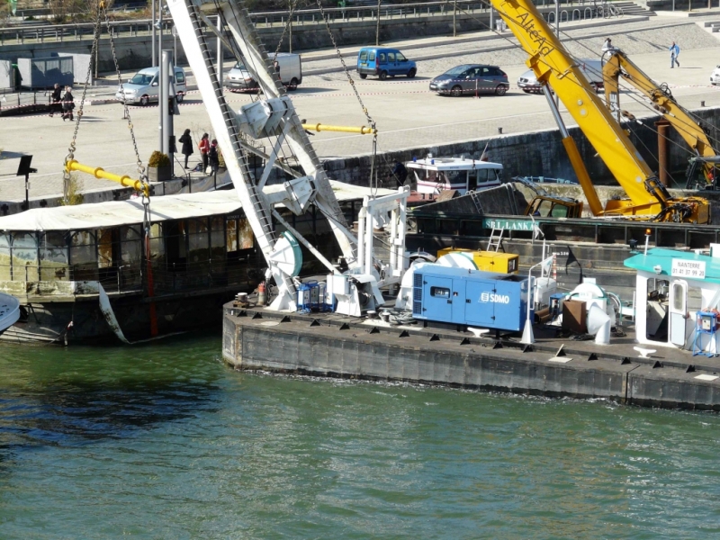 La grue Goliath renfloue le bateau-kiosque (Photo RW)