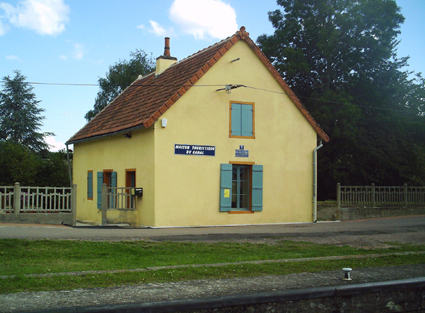 La maison éclusière de l'écluse n°1 abrite aujourd'hui un point d'information sur le canal du Centre (Photo : LJL)