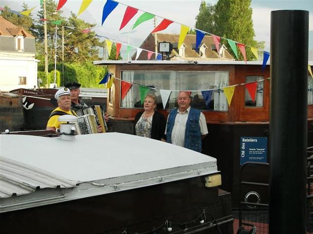 Guinguette sur la péniche (photo Cité des Bateliers)