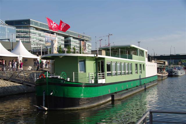 "Le Fleuron Saint-Jean" au port de Javel (photo Ordre de Malte).