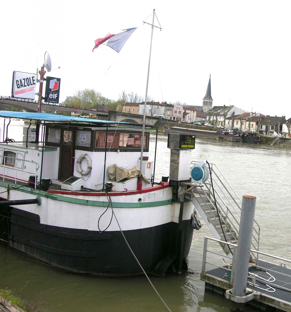 L'ancien avitailleur de St Jean de Losne (Photo PJL)