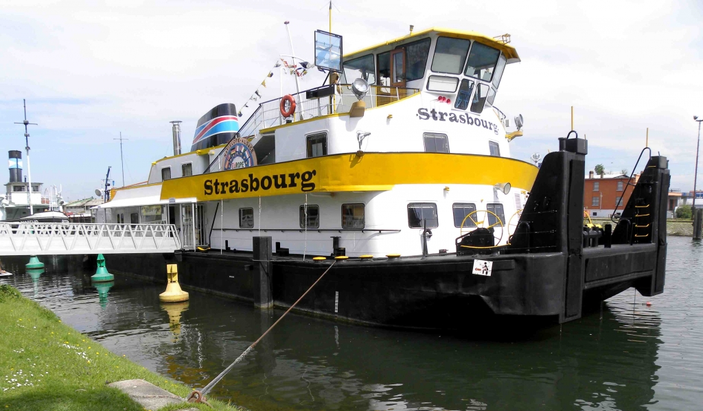 Le "Strasbourg", et, derrière lui, la cheminée du "Pasteur" (Photo PJL)