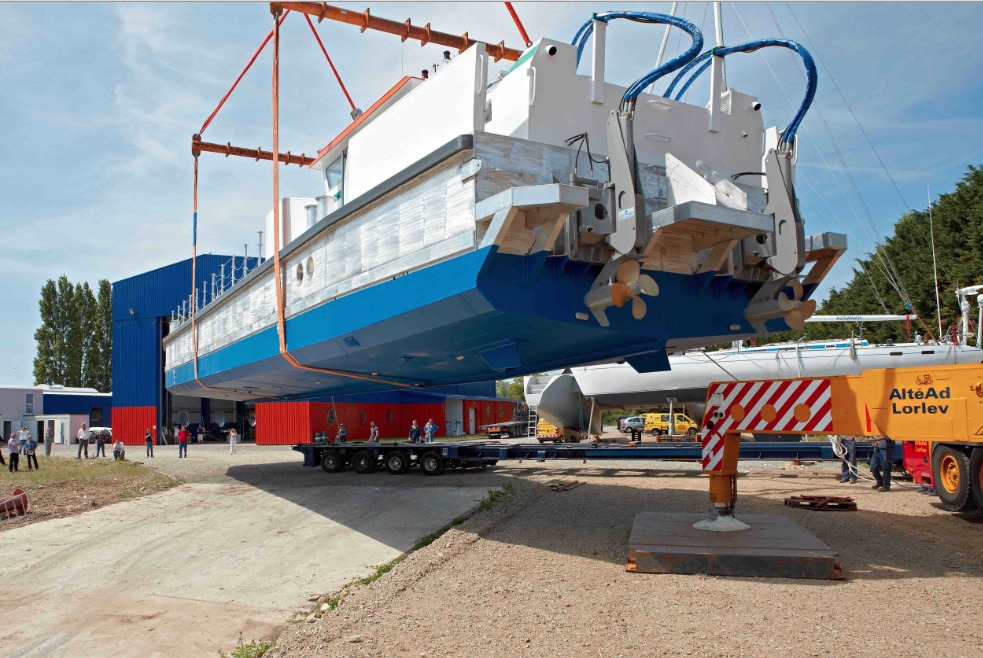 Mise à l'eau de la barge d'Alu-Marine (Photo N. Claris)