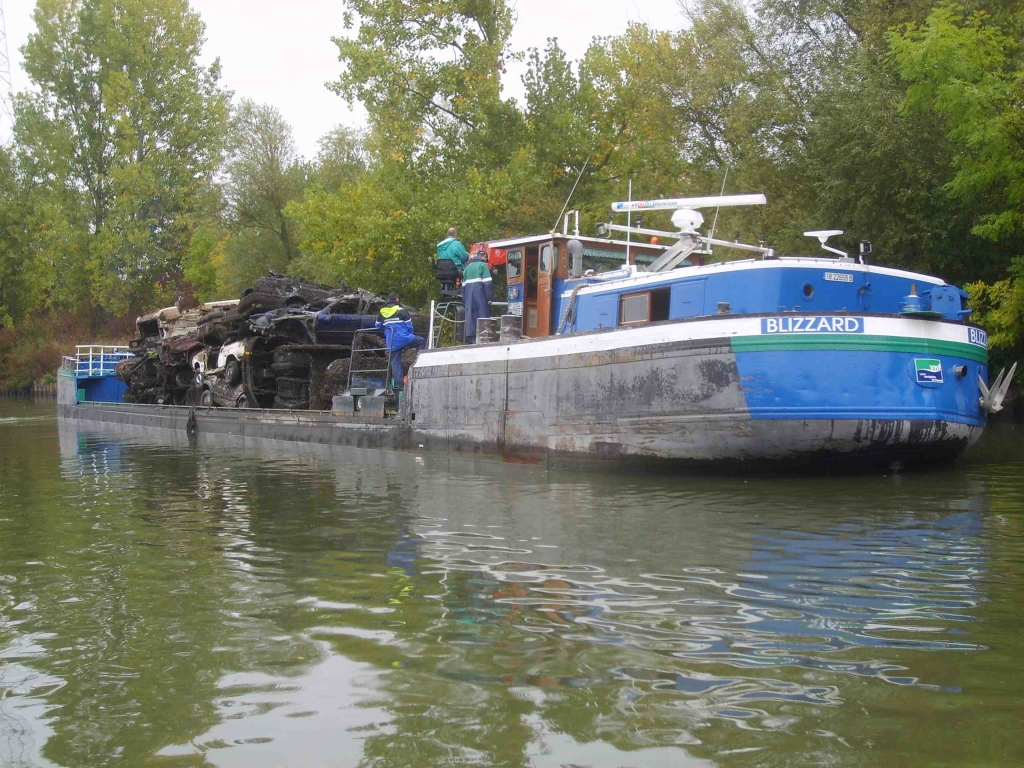 Le "Blizzard", bateau de service de VNF (Photo VNF)