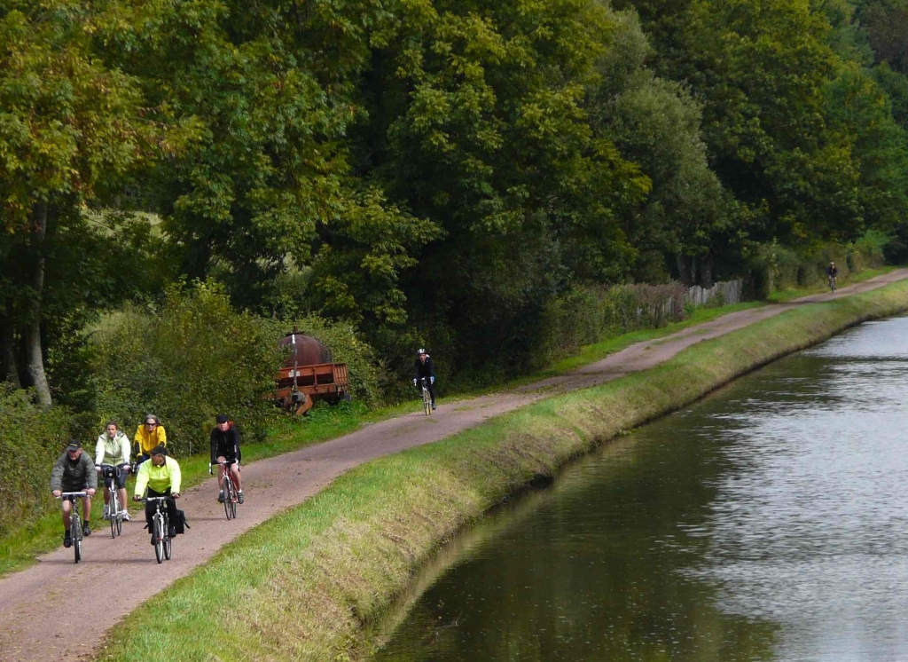 Cyclo-plaisanciers sur le halage du Nivernais (Photo L.Richoux)