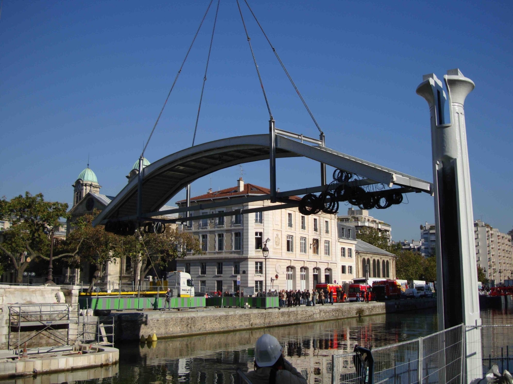 Pose de la passerelle du pont de Crimée (Photo Mairie de Paris - J.Papoul)