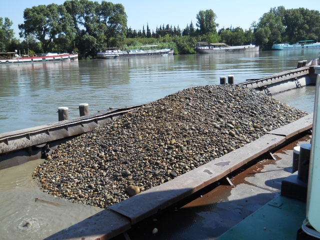 Dragage du Rhône à Avignon, pont de l'Europe (Photo CNR)