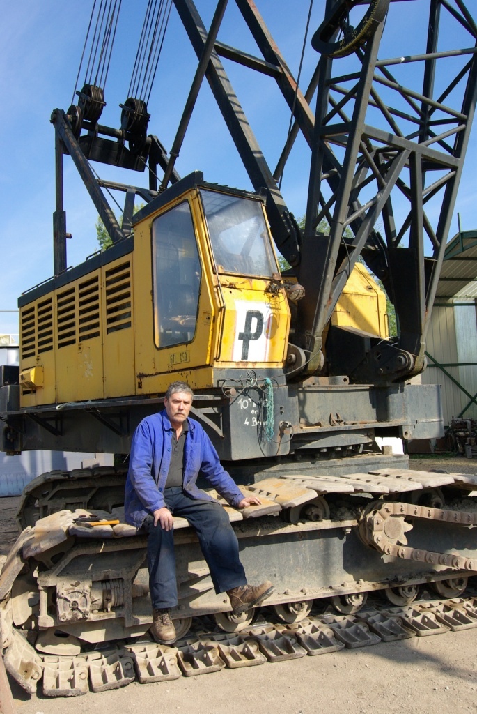 Jo Parfitt et la grue du chantier fluvial de Migennes (Photo Dorothe Maas)