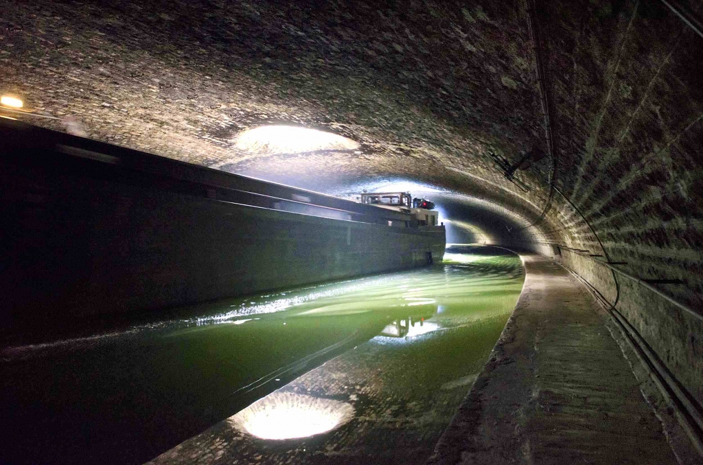 Une péniche sous la voûte (Photo V.Guillien)