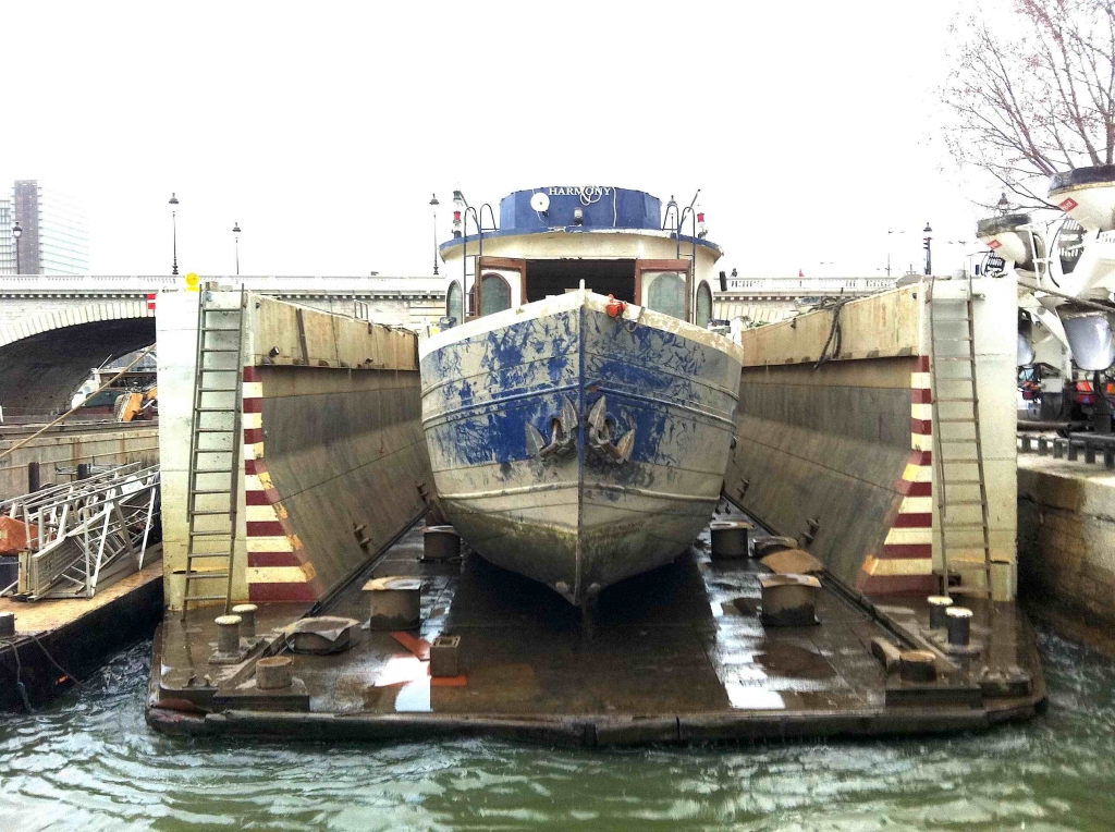 Renflouement de l'"Harmony" par le dock flottant de CHL (Photo W.Cnudde)