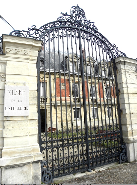 Grilles fermées au musée de la batellerie de Conflans (Photo PJL