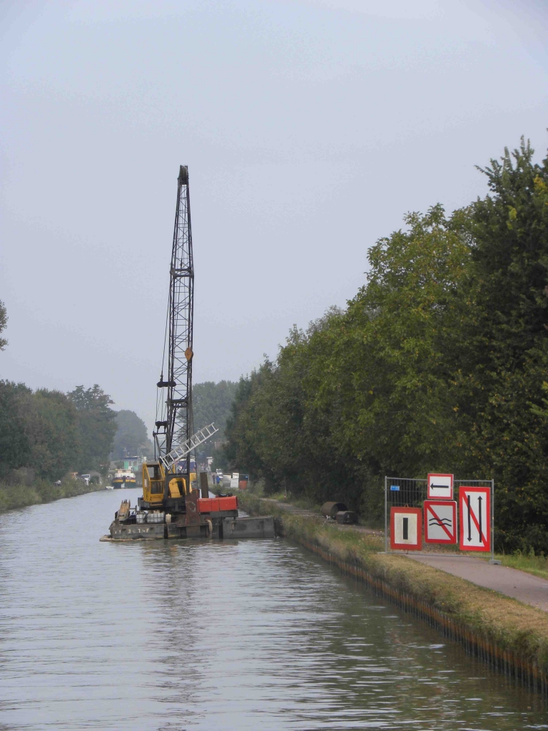 Construction d'un pont provisoire au dessus du Bief 47 (Photo PJL)