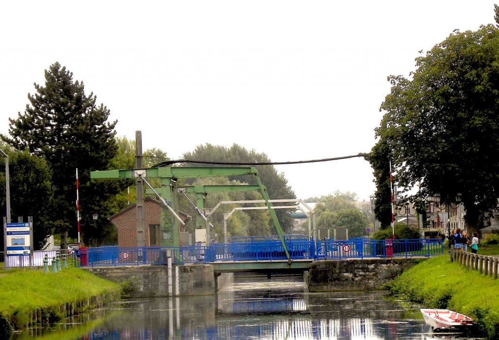 Les deux ponts-levis de l'écluse de Merville (Photo PJL)