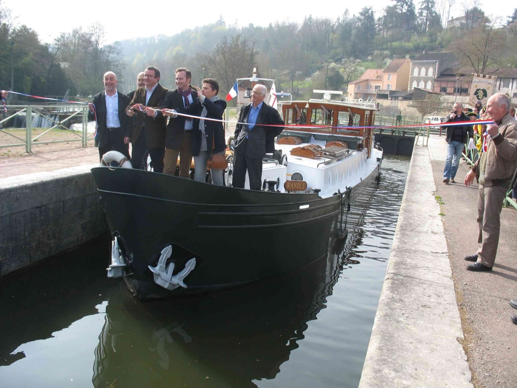 Le "Randle" ouvre la navigation à l'écluse de Clamecy (Photo Ph. Bénard)