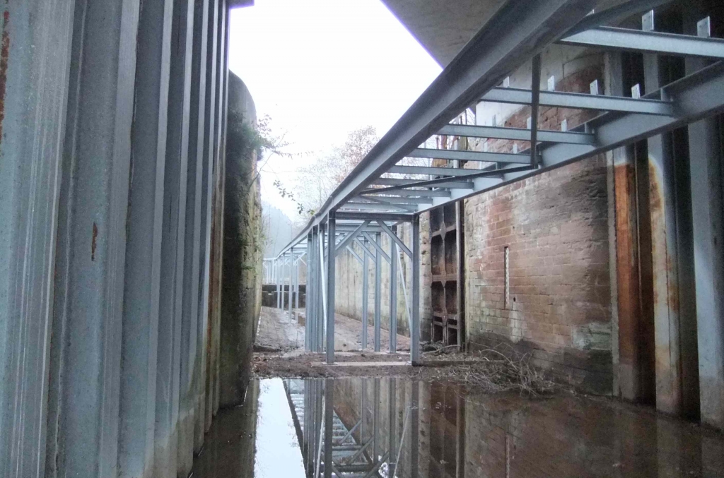 Construction de la passerelle pour franchir l'écluse à pied (Photo CC Pays de Phalsbourg)