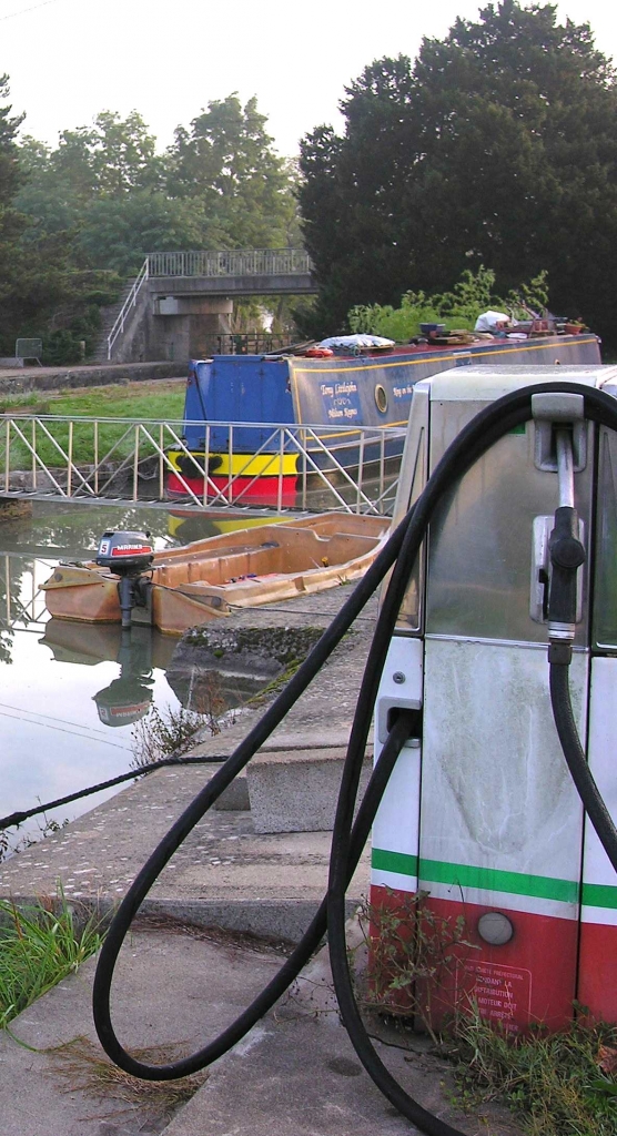 La pompe à gasoil du port de St Satur (Photo PJL)