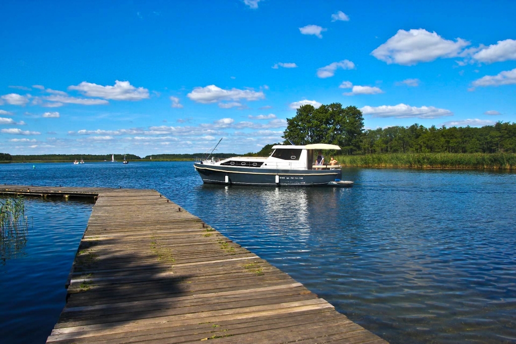 Accostage à un ponton de la Mazurie (Photo Le Boat)