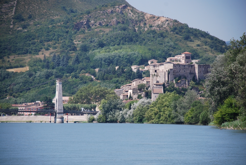 Nathalie Benoit devant La Voulte-sur-Rhône (Photo J.-F. Macaigne)