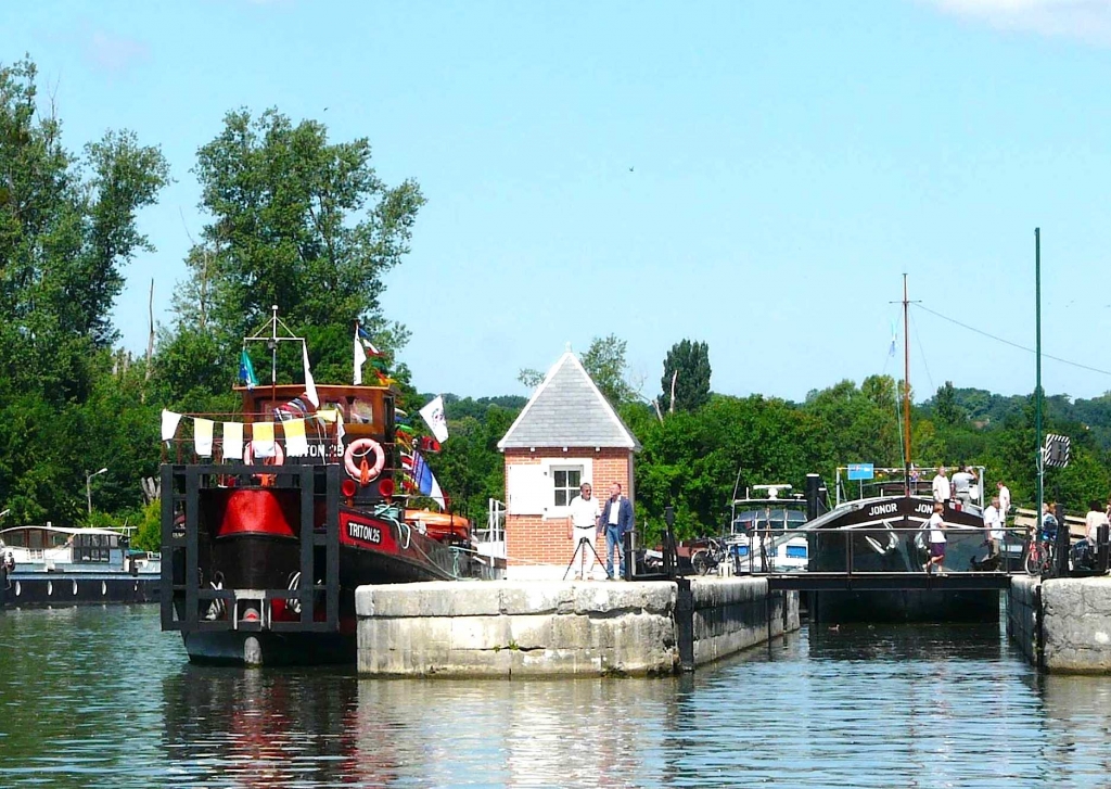 Le Jonor et le Triton 25 dans l'écluse du Loing (Photo G.Matignon)