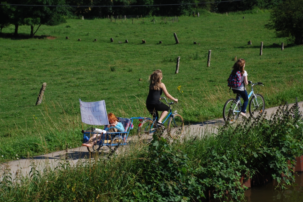 Lucie et ses sœurs le long du chemin de halage (Photo J.-F. Macaigne)