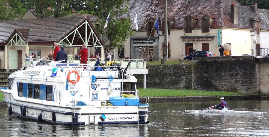 Le "Vision" se glisse "en crabe" aux côtés de Nathalie Benoit (Photo J-P Savoy)