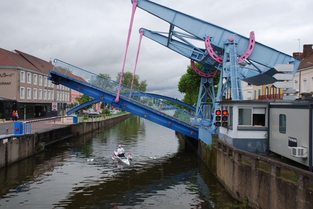 Nathalie sous le plus grand des pont-levis de Montceau (J.-F. Macaigne)