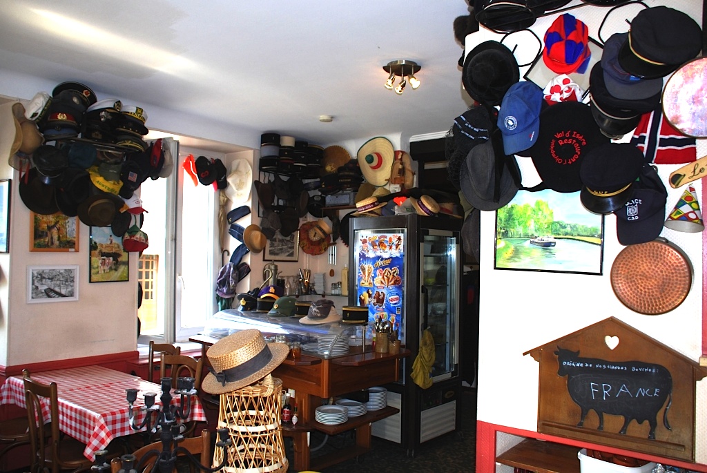 Les chapeaux du Café Floroine (Photo J.-F. Macaigne)