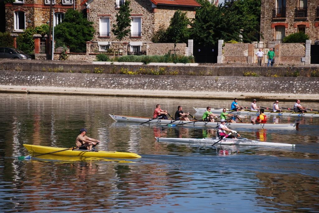 Nathalie Benoit et les avirons du club d’Ablon-sur-Seine (Photo J.-F. Macaigne)