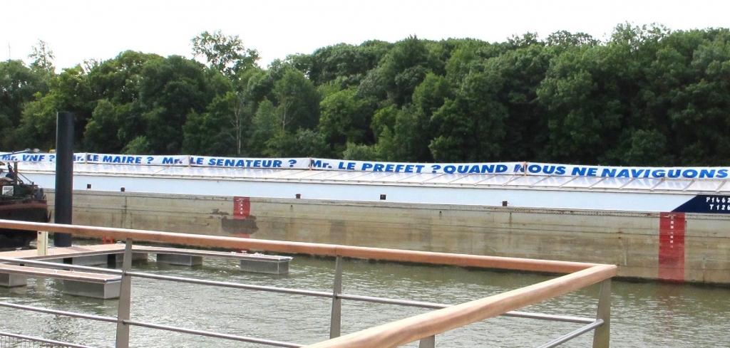 La banderolle déployée sous les yeux des officiels le 15/06/13 à Conflans (Photo N. Parent)