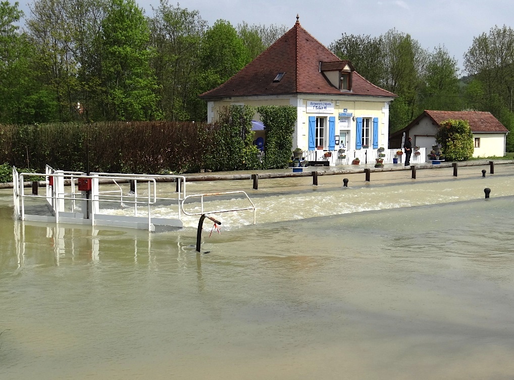 L'écluse 46 de la Verrerie sous les eaux de l'Ouche (Photo P.Ménager)