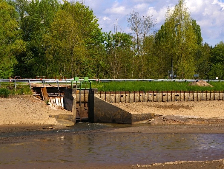 Digue effondrée au niveau des vannes de décharge  du bief de Montchanin (Photo J-P Savoy)