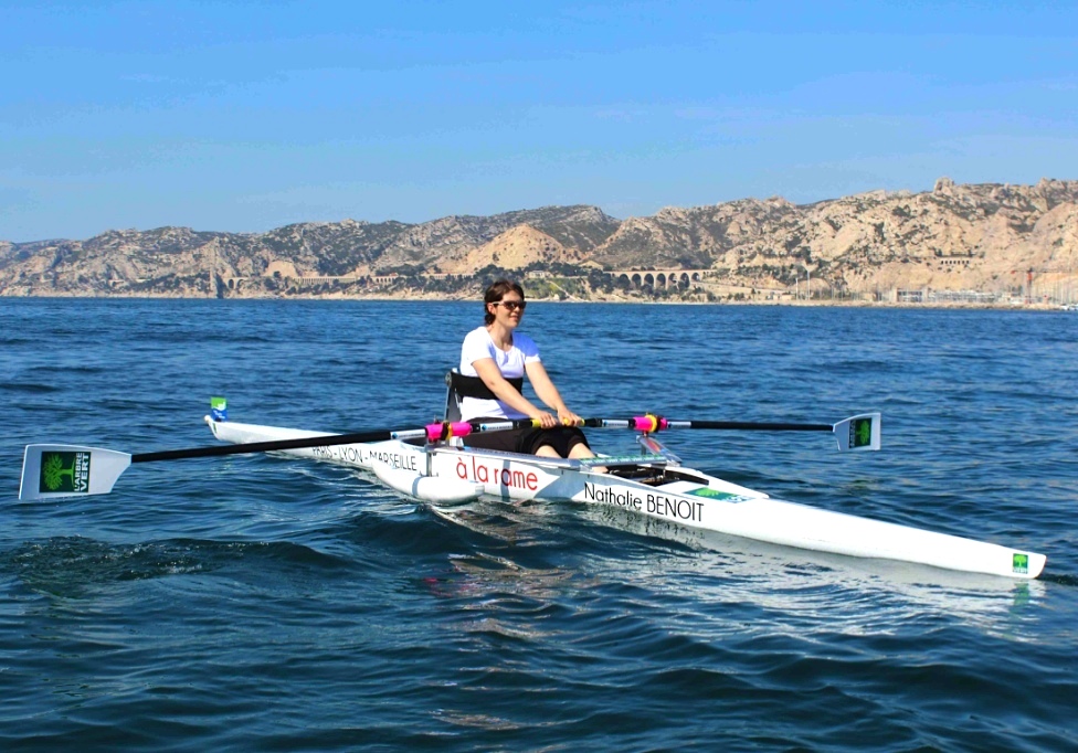 Nathalie Benoit sur son skiff, "arbre vert" (Photo NB)