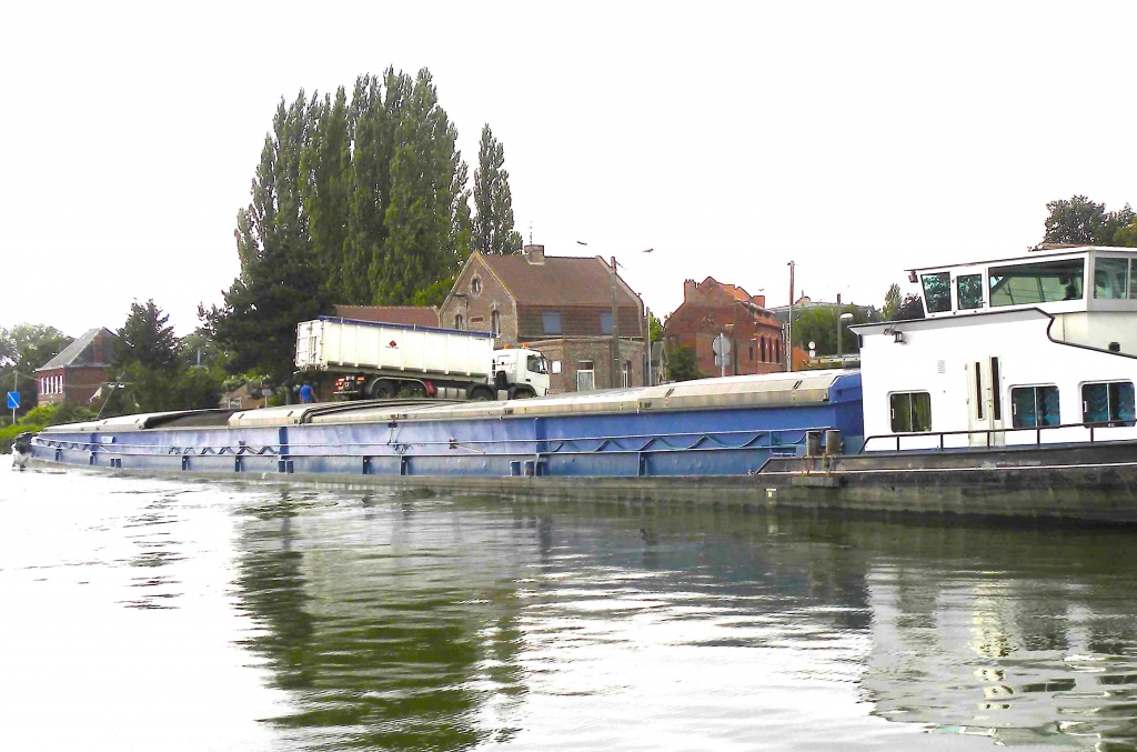 Chargement par camion sur la Deûle (Photo PJL)