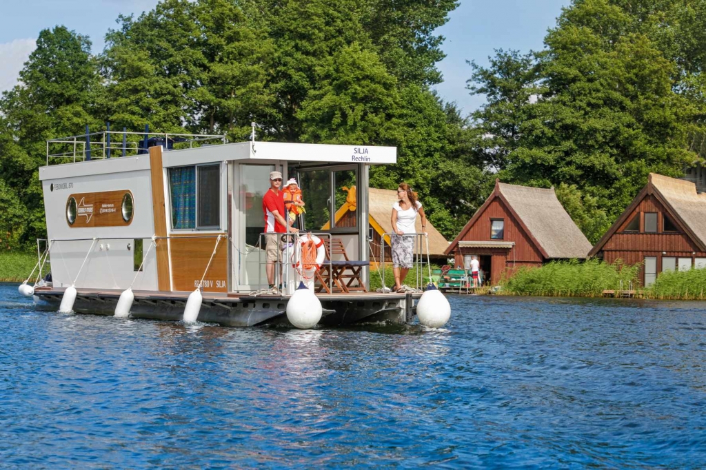 Bateau-chalet de Kuhnle-Tours équipé d'un moteur < 15CV (Photo H.Mertes)