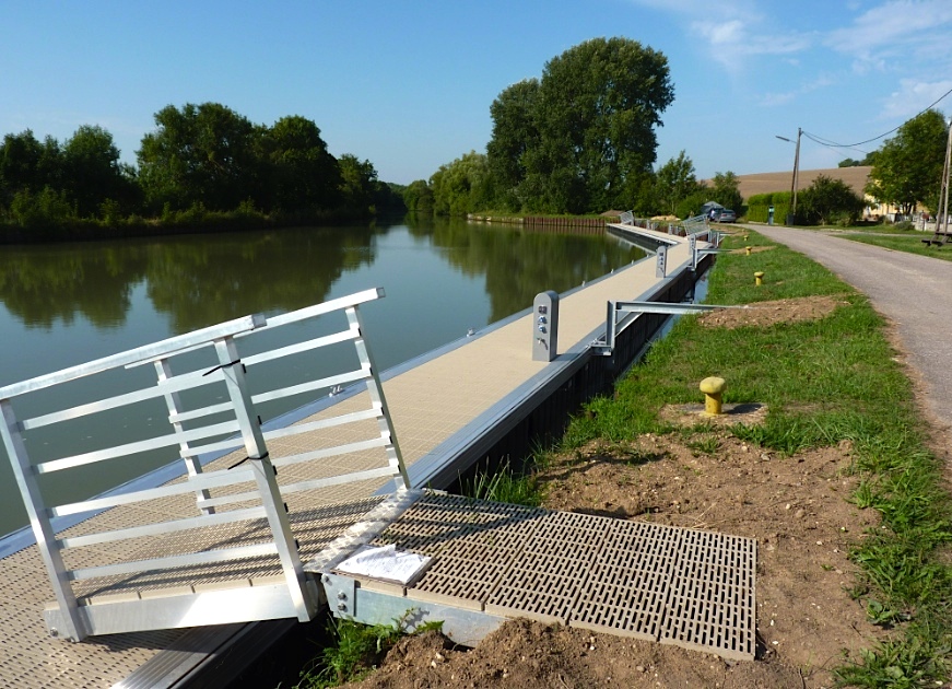 Ponton du port de Xures - PK205.3 du canal de la Marne au Rhin (Est) (Photo CCS) 