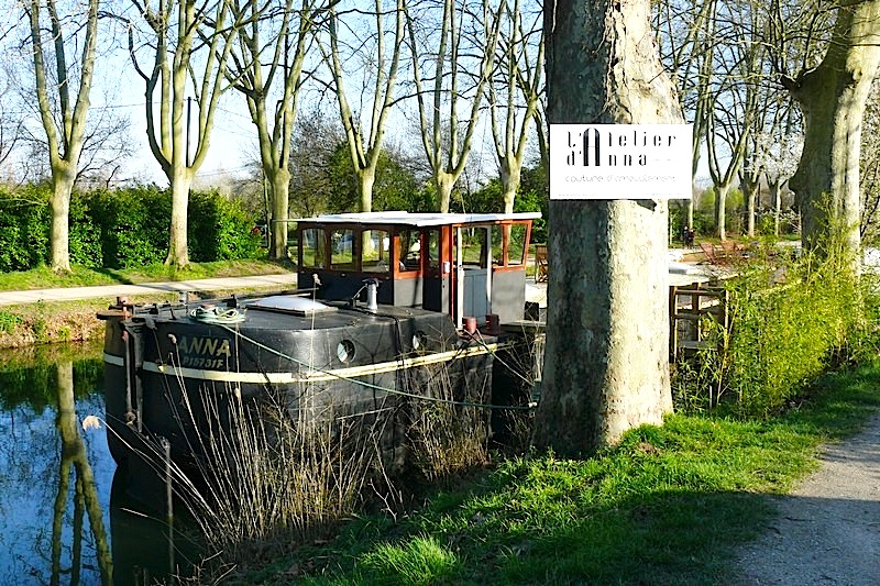 À bord d'Anna, Sonia a installé son atelier de couture (Photo S.Greiller)