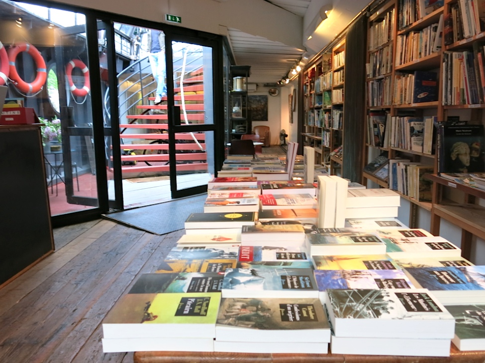 Les rayonnages de la Péniche-Librairie (Photo J.Rosa)