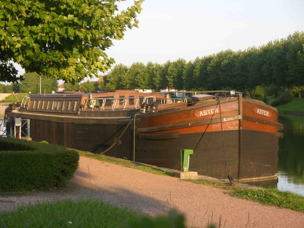 L'Aster" au quai de Saint Léger (Photo PJL)