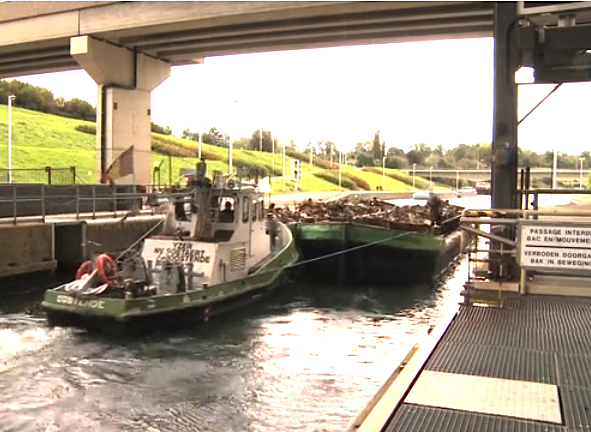 Le pousseur et les deux barges du Watertruck à Streppy-Thieu (Photo VIM)