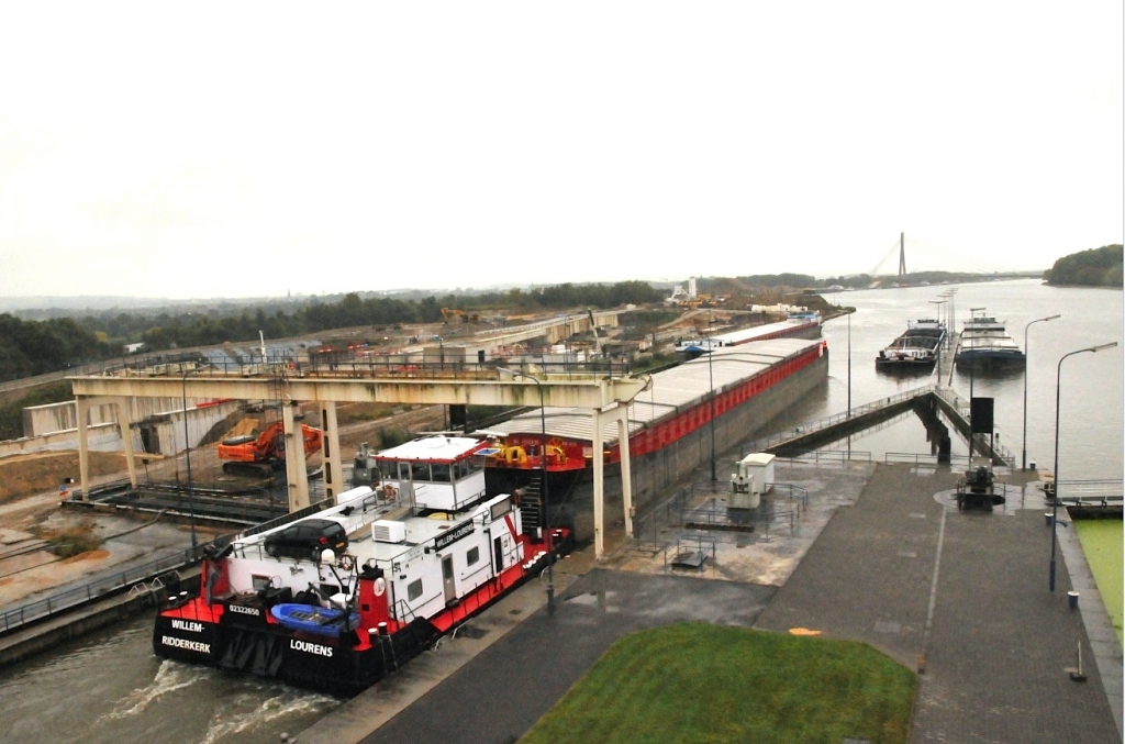 La future écluse de Lanaye pourra contenir 4 convois comme celui-ci (Photo Y.Gerondal)