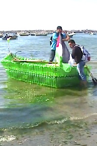 Le bateau de bouteilles des gazaouis (Photo AFP)